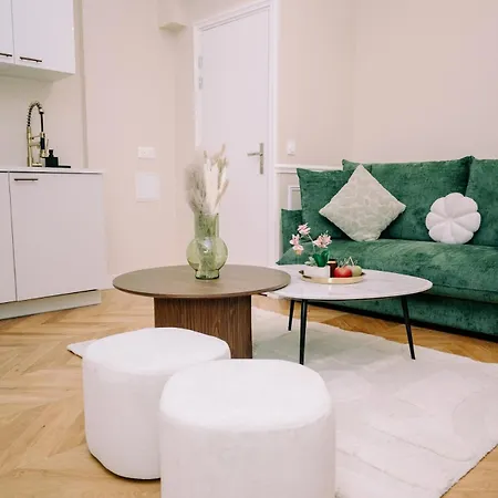 4p-1br - Eiffel Tower View - Fully Renovated - A-c *
